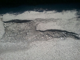 Siracusa, manto stradale dissestato in via Verne