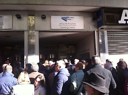 &laquo;Catania, centinaia di persone in fila davanti a Riscossione Sicilia: e l'amministratore se ne infischia&raquo;