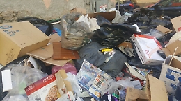 Catania, via Canfora e via Scandurra sommerse dalla spazzatura
