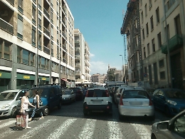 Auto posteggiate in quinta fila in via Puccini a Catania: come faccio?