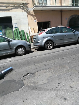 «Catania, un lavoratore "abusivo" officina che occupa tutta la banchina»
