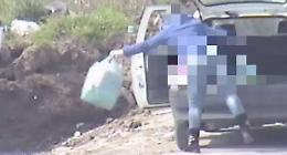 Abbandona rifiuti in strada, sindaco glieli riporta a casa