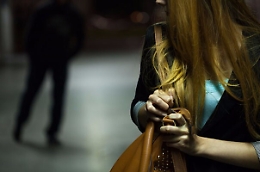 Giovane aggredita e palpeggiata a Palermo mentre apriva l'auto