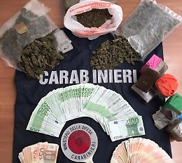 Caltagirone, hashish e marijuana nell'autosalone: arrestato titolare