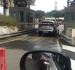 Ma che ci fanno quelle auto in sosta ai caselli autostradali di San Gregorio?