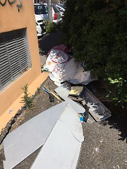 Via San Filippo Neri a Catania, anche i passaggi pedonali ostruiti da rifiuti: che schifo