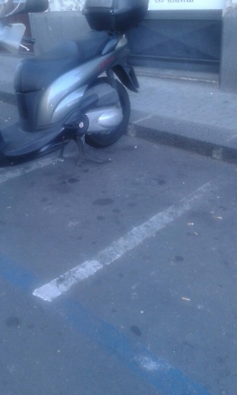 Strisce del parcheggi per motorino invisibili in via Calì a Catania