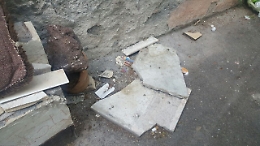 Catania, una piazza trasformata in discarica e parcheggio abusivo