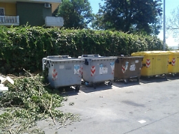 In viale Tirreno a Catania cassonetti vuoti e accanto una montagna di...