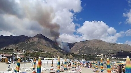 In fiamme colline di Castellammare: dove sono i pompieri?