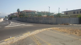 Disagi per pedoni in via Generale Ameglio: «Via le lamiere e sì ai marciapiedi»