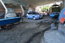 Inquinamento, controlli della polizia nei chioschi-bar di Ognina: le foto