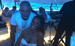 Raffaella Fico, "dea greca" a Mykonos con il suo Alessandro