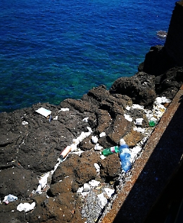 La Scogliera di Catania deturpata da cascate di rifiuti: tutti sporcano e nessuno pulisce