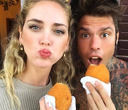 Chiara e Fedez a Taormina tra arancini e granite