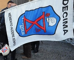 La bandiera di Decima Mas su un pontile a Lipari: «Non è fascismo»