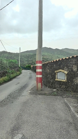 Un traliccio dell'Enel ostruisce la già stretta e tortuosa via Pavone a Bronte