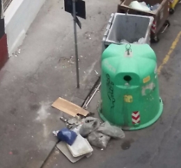 Amianto abbandonato in mezzo alla strada a Catania