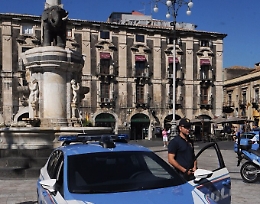 Catania, la polizia recupera borse rubate a turisti francesi