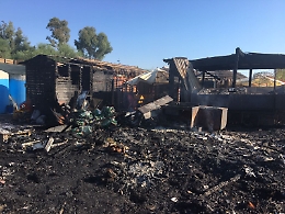 Fondachello, rogo distrugge lido: «È un incendio doloso, viviamo in una Sicilia di merda»