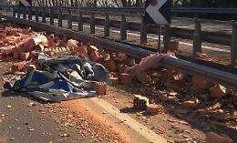 Tir perde carico di mattoni, traffico bloccato sulla SS117