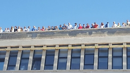 La Regione nega i fondi, dipendenti ex Provincia di Ragusa sul tetto per protesta