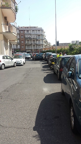Catania, il quotidiano posteggio selvaggio di via Novara