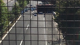 Camion  carico di bombole gpl si ribalta sulla A18, code tra Giarre e Acireale