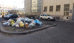 Sporchissima Catania: città sommersa dai rifiuti e  nessuno vuole raccoglierli