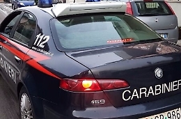 Investe scooterista e fugge