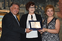 Pittura, Elisa Anfuso riceve il premio Sciuti: «Sono più brava a dipingere che a parlare»