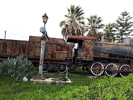 Locomotore a vapore arrugginito in stazione di Acireale: meglio rimuoverlo