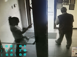 Anziano picchiato e rapinato della pensione fuori da Posta: arrestata 35enne