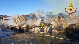 Calatabiano, incendio in una cartiera, in fiamme 2300 tonnellate di carta