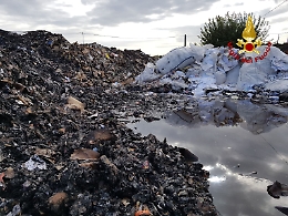 Ultimi focolai da spegnere, dopo tre giorni, nella cartiera Sacca