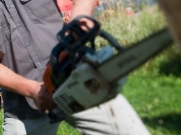 Segrega la moglie e la minaccia con la motosega: arrestato a Pachino