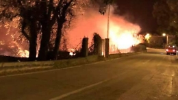 A fuoco la riserva naturale di Fiumefreddo, distrutto vivaio, tre intossicati