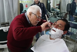 A Randazzo il "figaro" più anziano d'Italia: «Tirerò finché posso, ho una famiglia»