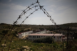 Lampedusa, rivolta (con sassaiola) dei migranti: «Vogliamo andare via da qui»