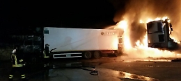 Vittoria, atto intimidatorio a ditta autotrasporti: in fiamme 4 mezzi