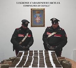 Cefalù, sull'auto avevano sette chili di hashish avvolti in fogli di giornale