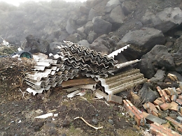 Etna, eternit nella piazzola della Sp 92