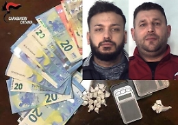 Nascondevano droga in un muretto e facevano spola per venderla