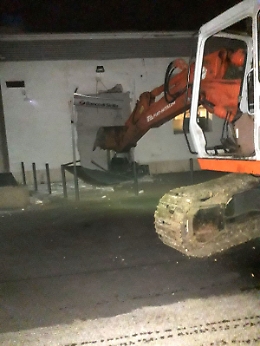 Acireale, con un escavatore tentano di portare via un bancomat: otto arresti