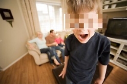 «Io a scuola non ci vado»: bimbo di dieci anni terrorizza i genitori (che chiamano i carabinieri)