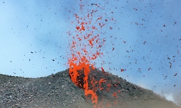 Lapilli e forte esplosione sullo Stromboli