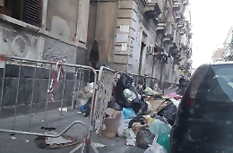 Catania, cumuli maleodoranti in via G. Bruno: fino a quando?