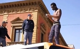 Palermo, migrante sale su tetto di un bus dell'Amat e comincia a urlare