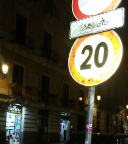 La festa di S. Agata è finita, ma il cartello di divieto di transito in via Etnea per moto, è ancora lì