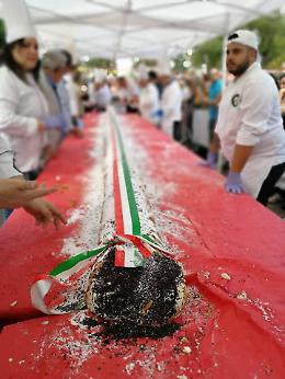 Il cannolo da Guinness dei primati farcito ad Aci Bonaccorsi